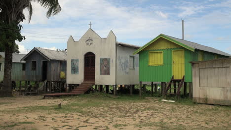 Amazonas-Dorfkirche-Und--häuser