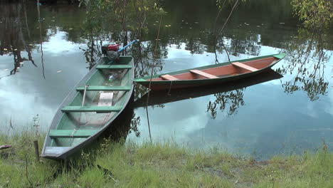 Barcos-Amazónicos-Al-Borde-Del-Agua