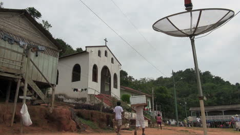 Brasilien-Boca-Da-Valeria-Kirche-Und-TV-Gericht