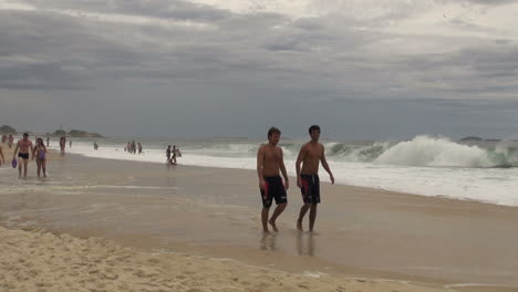 Rio-De-Janeiro-Ipanema-Strand-Junge-Männer-Und-Wellen