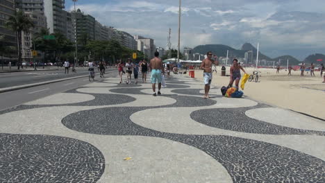 Rio-Copacabana-Fußgänger-Auf-Bürgersteig-Am-Strand-Beach
