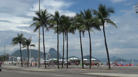 Rio-Copacabana-Mit-Palmen-Und-Fernem-Zuckerhut