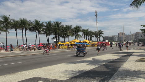 Rio-De-Janeiro-Rio-Copacabana-Sonntag-Straßenszene-S