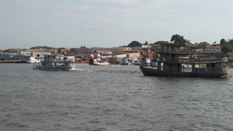 Brasilien-Amazonas-Bei-Santarem-Waterfront-Mit-Rasendem-Flussboot-S