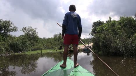 Chico-Amazonas-Guía-Canoa-Hacia-El-Aterrizaje