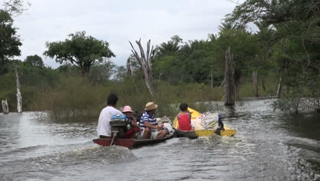 Brazilian-Amazon-family-in-canoes