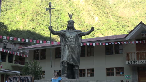Peru-Aguas-Calientes-Inca-Statue