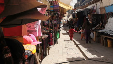 Peru-Pisac-market-kids-hold-hands-walking-9