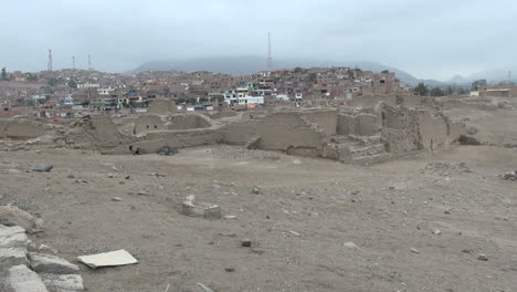 Peru-Pachacamac-barrio-and-ruins-near-Lima