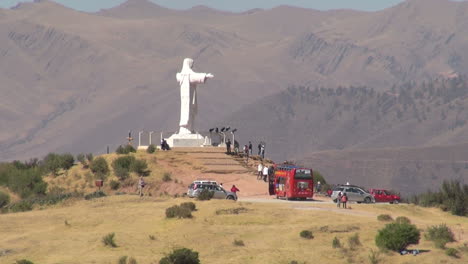 Peru-Sacsayhuamán-Christus-Mit-Touristenbus