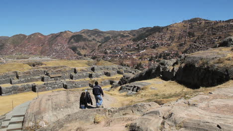 Peru-Sacsayhuaman-Menschen-Vor-Reihen-Von-Mauern-2