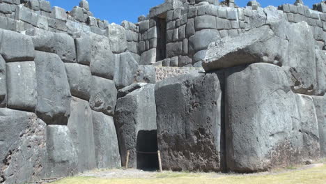 Peru-Sacsayhuamán-Steine-An-Den-Wänden