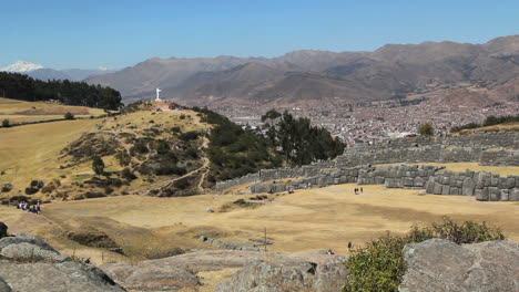 Peru-Sacsayhuamán-Ansicht-Mit-Christusstatue-Und-Stadt-Cusco-C