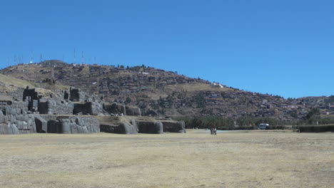 Peru-Sacsayhuamán-Mauern-Und-Cusco-vororte-Auf-Dem-Hügel-S