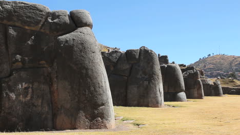 Peru-Sacsayhuaman-wall-with-rounded-buttress-stones-9