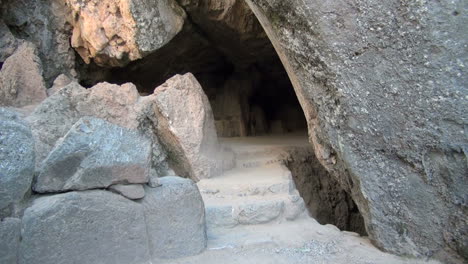 Peru-Quenko-Steintreppe-Zum-Eingang-Zur-Tiefen-Höhle-5