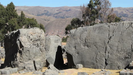 Peru-Quenko-Monolith-Mit-Menschen-Hinter-Lücke-1