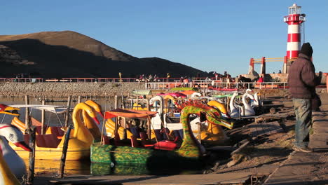 Peru-Titicaca-See-Puno-Leuchtturm-Und-Bunte-Vogelboote