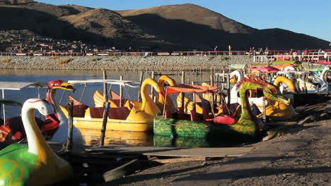 Peru-Titicaca-See-Puno-Hafen-Und-Bunte-Vogelboote