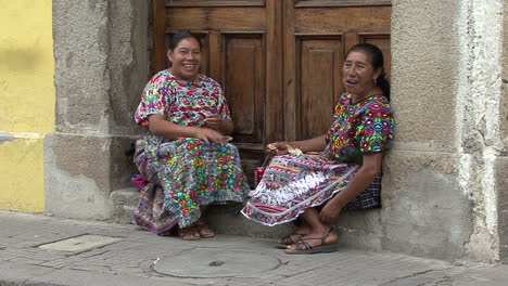 Guatemala-Antigua-Indische-Frauen-In-Einheimischer-Kleidung
