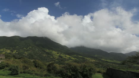 St-Kitts-Vista-Desde-Las-Nubes-De-Brimstone-Hill-En-El-Lapso-De-Tiempo
