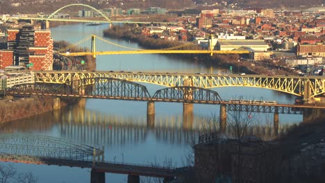 Los-Puentes-Cruzan-El-Río-Cerca-De-Pittsburgh-PA-1
