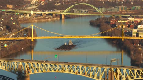 Barcazas-Viajan-Bajo-Los-Puentes-De-Pittsburgh-Pa