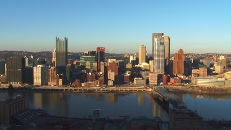 Wide-shot-of-Pittsburgh-PA-at-dusk