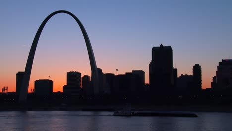 Birds-in-migration-fly-past-the-St-Louis-arch-at-dusk-1
