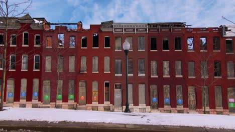 Viviendas-Y-Casas-Abandonadas-Se-Encuentran-En-Un-Barrio-Pobre-Del-Norte-De-Baltimore-3