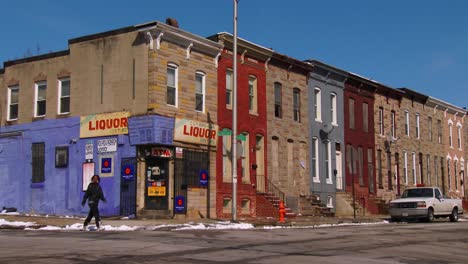 Una-Tienda-De-Licores-En-Una-Esquina-De-Un-Tugurio-Del-Norte-De-Baltimore