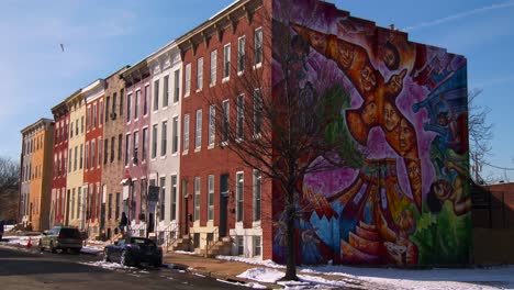 Los-Edificios-Están-Pintados-Con-Bellas-Artes-En-Un-Barrio-Pobre-De-Baltimore-1