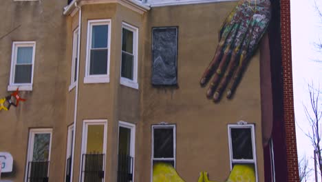 Los-Edificios-Están-Pintados-Con-Bellas-Artes-En-Un-Barrio-Pobre-De-Baltimore-2
