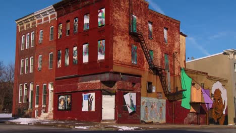 Buildings-are-painted-with-beautiful-art-in-a-Baltimore-slum-5
