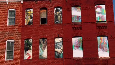 Buildings-are-painted-with-beautiful-art-in-a-Baltimore-slum-9