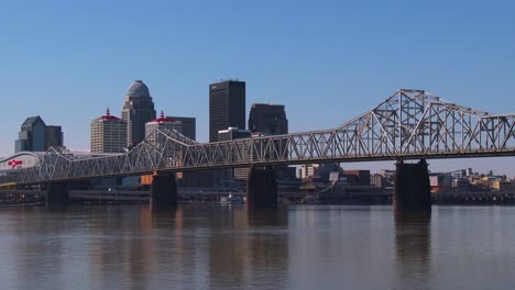 Eröffnungsaufnahme-Von-Louisville-Kentucky-Mit-Ohio-River-Vordergrund