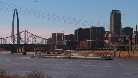 Ein-Lastkahn-Fährt-Auf-Dem-Mississippi-In-Der-Nähe-Von-St.-Louis