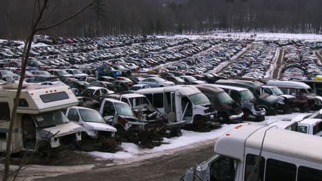 Los-Coches-Se-Sientan-En-Filas-En-Un-Depósito-De-Chatarra-En-La-Nieve-4