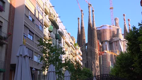 The-Sagrada-Familia-cathedral-by-Gaudi-amongst-apartments-and-buildings-in-Barcelona-Spain-1