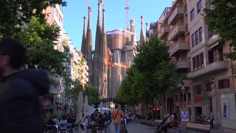 The-Sagrada-Familia-cathedral-by-Gaudi-amongst-apartments-and-buildings-in-Barcelona-Spain-2