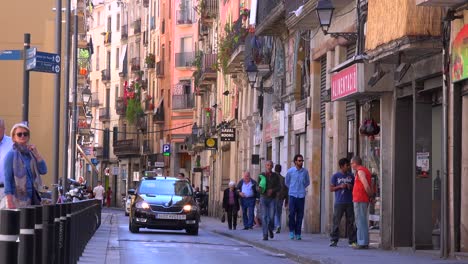 Menschen-Gehen-In-Einem-Viertel-In-Barcelona,-Spanien,-Spazieren
