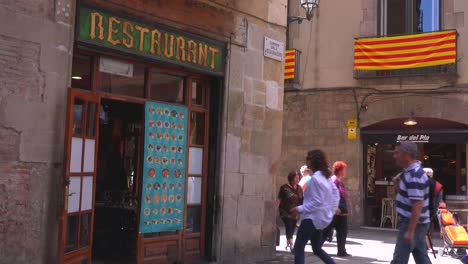 Ein-Kleines-Restaurant-In-Einer-Europäischen-Seitenstraße