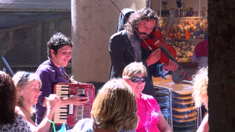 Street-musicians-perform-at-a-Barcelona-restaurant