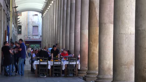 People-dine-in-a-romantic-outdoor-restaurant-in-Europe