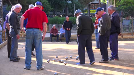 Männer-Im-Ruhestand-Spielen-Eine-Partie-Bowling-In-Barcelona,-Spanien-1