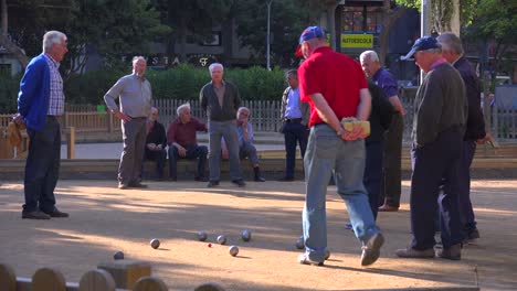 Retired-men-play-a-game-of-bowls-in-Barcelona-Spain-2