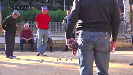 Retired-men-play-a-game-of-bowls-in-Barcelona-Spain-3