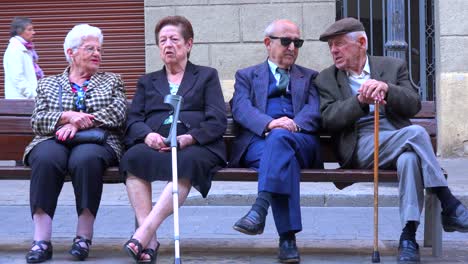 Alte-Paare-Sitzen-Auf-Einer-Parkbank-Und-Klatschen-In-Spanien-Spa