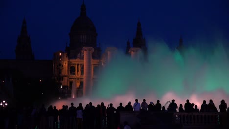 Eine-Schöne-Lichtshow-Und-Tanzende-Brunnen-Vor-Dem-Nationalpalast-I-Barcelona-Spanien-1
