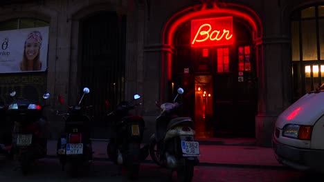 Klassische-Aufnahme-Einer-Bar-Mit-Leuchtreklame-Und-Motorrädern-Draußen